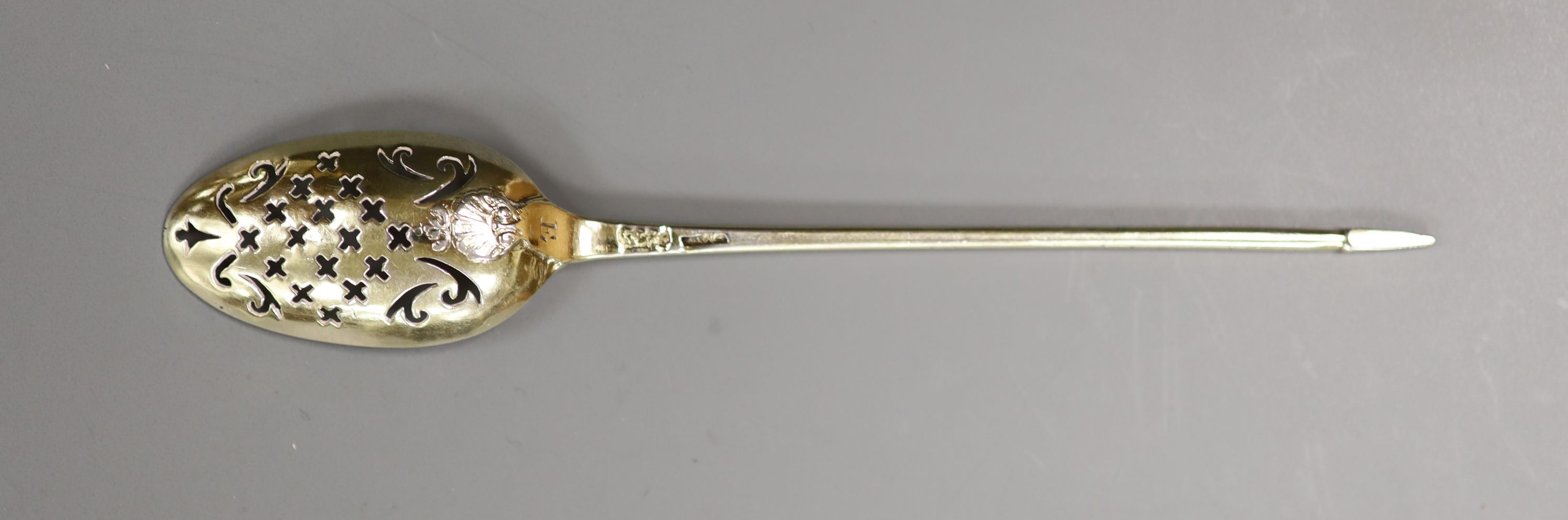 A mid 18th century silver gilt mote spoon, 13.6cm, indistinct marks.